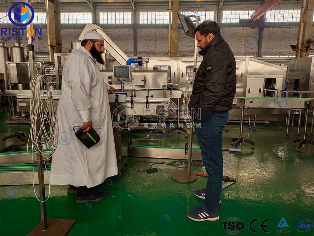 Middle Eastern customers come to visit the factory